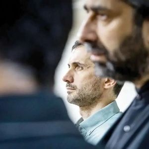 پسر پزشکیان وسط مصاحبه در گوش پدرش چه گفت؟
