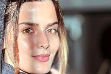 غزاله اکرمی با چادر در پشت‌صحنه سریال سوجان/ عکس