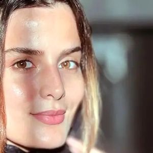 غزاله اکرمی با چادر در پشت‌صحنه سریال سوجان/ عکس