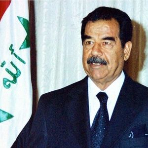 «صدام» در حال قدم زدن به سمت یک هتل در پاریس/ عکس