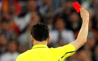 مادری پس از اخراج فرزندش وارد زمین شد و به داور سیلی زد!/ ویدئو