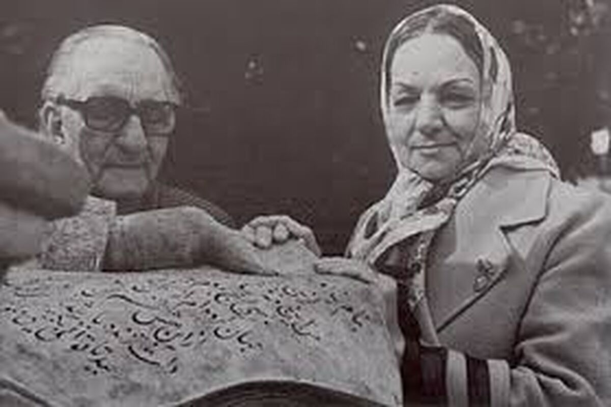 پیکرتراش مشهور ایرانی و همسرش در میدان فردوسیِ رُم/ عکس