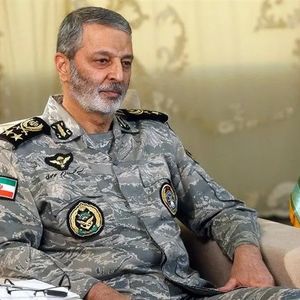 
اشتباه می‌کنند آنهایی که ما را بین دو انتخاب  مخیر کرده‌اند یا امضا یک تکه کاغذ یا قبول ضربه نظامی!
