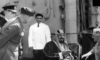 پادشاه اول عربستان در حال خوردن یک شتر کامل