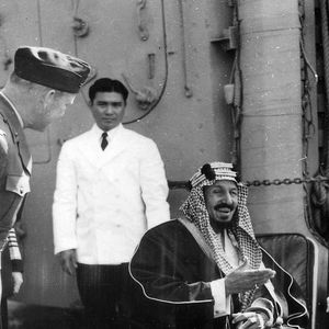 پادشاه اول عربستان در حال خوردن یک شتر کامل