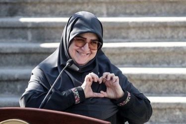 واکنش سخنگوی دولت به تصویر منتشر شده از وی در حال نشان دادن  نماد قلب/ ویدئو