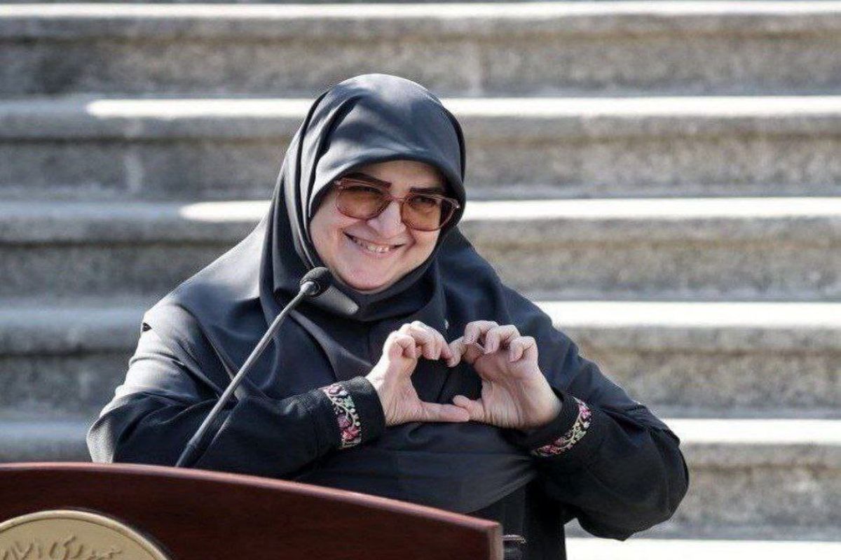 واکنش سخنگوی دولت به تصویر منتشر شده از وی در حال نشان دادن  نماد قلب/ ویدئو