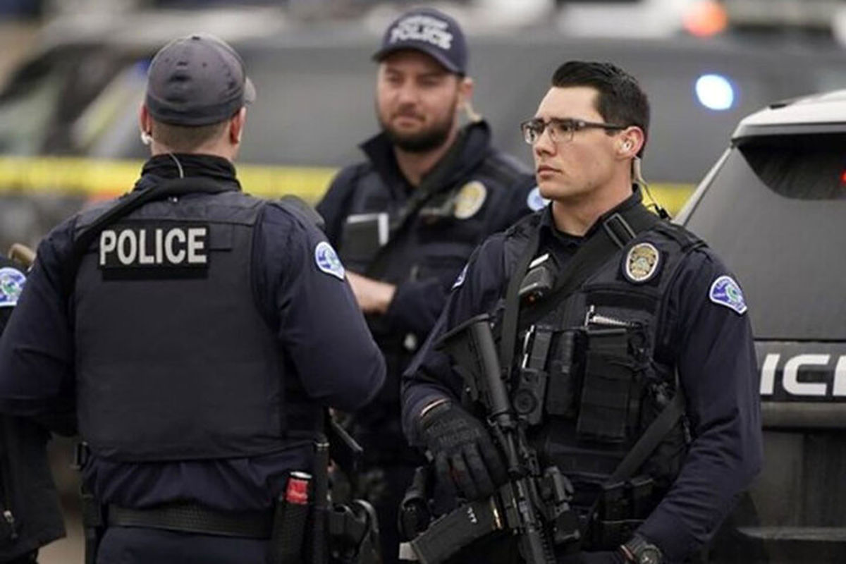  اولین عکس‌ها از دستگیری مهاجم مراسم کاخ سفید توسط نیروهای امنیتی