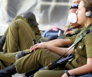 تصویری تلخ از آزار و تعرض دو سرباز زن اسرائیلی به یک مرد فلسطینی/ عکس