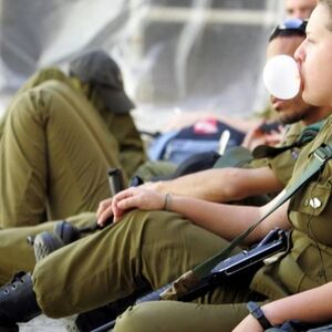 تصویری تلخ از آزار و تعرض دو سرباز زن اسرائیلی به یک مرد فلسطینی/ عکس