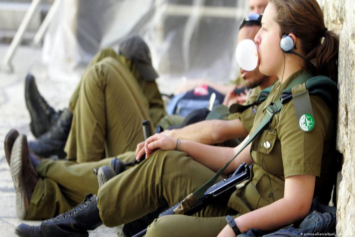 تصویری تلخ از آزار و تعرض دو سرباز زن اسرائیلی به یک مرد فلسطینی/ عکس