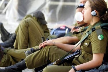 تصویری تلخ از آزار و تعرض دو سرباز زن اسرائیلی به یک مرد فلسطینی/ عکس