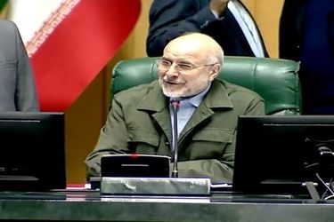 نماینده مجلس: دیروز یک جلسه بی‌خودی گذاشتیم، دو هزار تومان رفت روی دلار