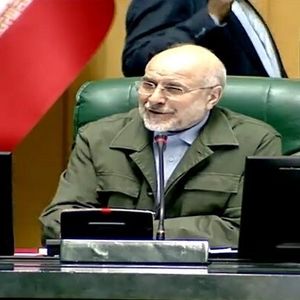 نماینده مجلس: دیروز یک جلسه بی‌خودی گذاشتیم، دو هزار تومان رفت روی دلار