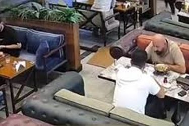  لحظه ترور رئیس باشگاه ورزشی وسط کافه/ ویدئو