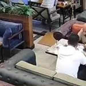  لحظه ترور رئیس باشگاه ورزشی وسط کافه/ ویدئو