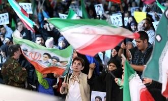 خودرویی به تجمعات شبانه حمله کرد/ ویدئو