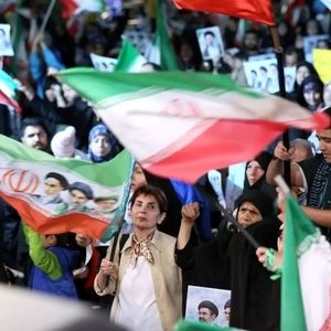 دفاع تمام‌قد از حضور بی‌حجاب‌ها در اجتماعات شبانه/ ویدئو