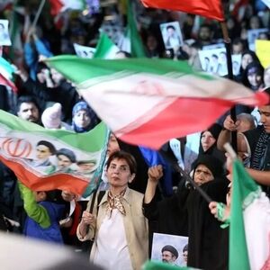خودرویی به تجمعات شبانه حمله کرد/ ویدئو