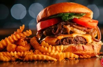 همبرگر از نیم میلیون تومان بالاتر رفت/ رونمایی از یک ساندویچ ارزان رقیب فلافل