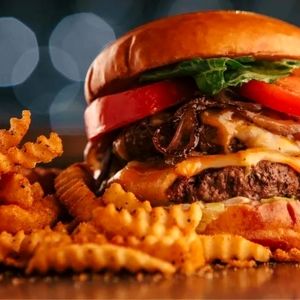 همبرگر از نیم میلیون تومان بالاتر رفت/ رونمایی از یک ساندویچ ارزان رقیب فلافل