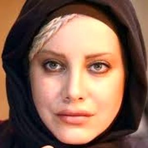 نماز خواندن بازیگر زن در خاکسپاری امید جهان / ویدئو