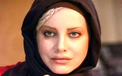 نماز خواندن بازیگر زن در خاکسپاری امید جهان / ویدئو