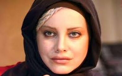 نماز خواندن بازیگر زن در خاکسپاری امید جهان / ویدئو