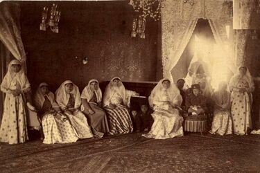 زنان ناصرالدین‌شاه کنار حوض/ تصویری تاریخی از حرمسرا قاجار