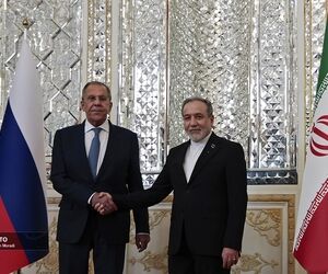 هدیه عجیبی که عراقچی به وزیر خارجه روسیه داد