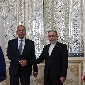 هدیه عجیبی که عراقچی به وزیر خارجه روسیه داد