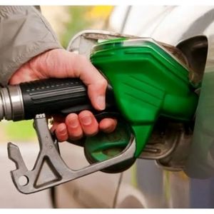 نانوایی ها سه شیفته شدند/ استقرار پمپ بنزین سیار در جاده ها