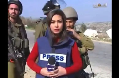 فیلم بی شرمی سربازان اسرائیلی با خبرنگار زن! / ویدئو