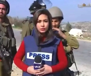 فیلم بی شرمی سربازان اسرائیلی با خبرنگار زن! / ویدئو