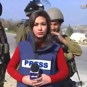 فیلم بی شرمی سربازان اسرائیلی با خبرنگار زن! / ویدئو