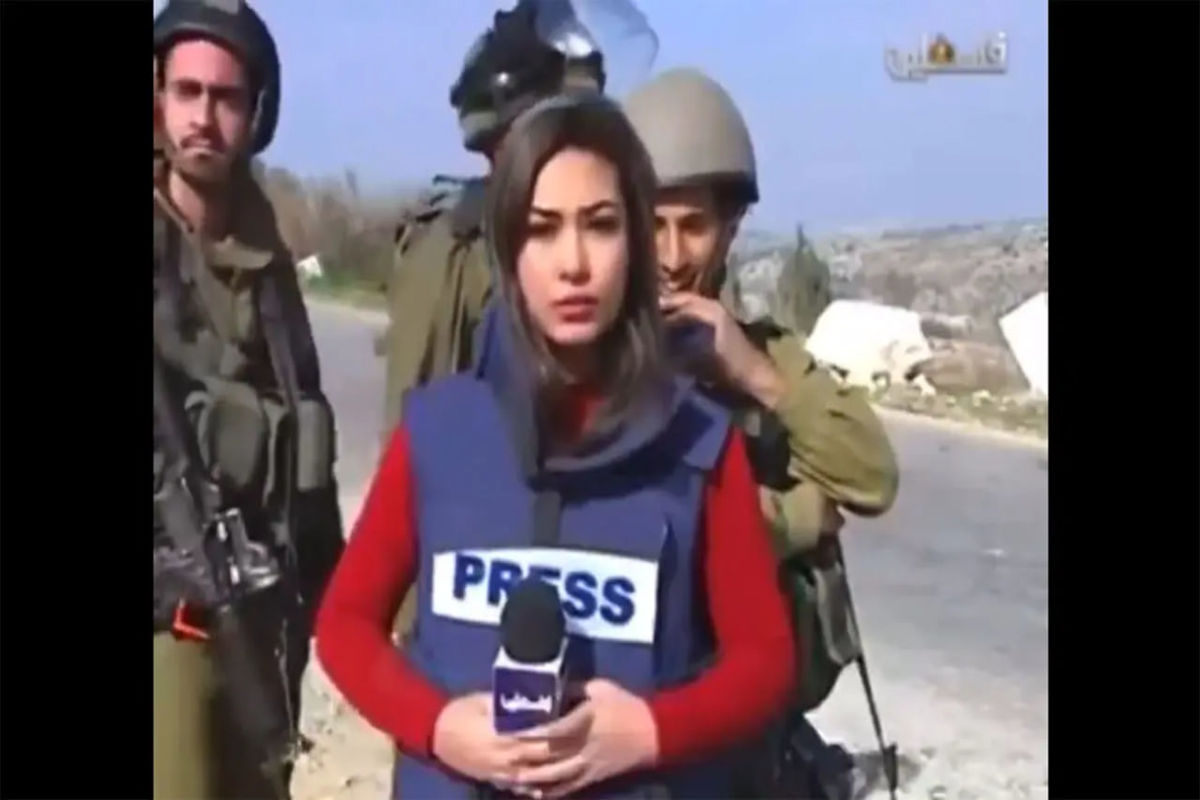فیلم بی شرمی سربازان اسرائیلی با خبرنگار زن! / ویدئو