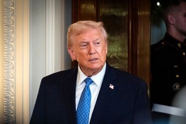 وضعیت عجیب دست ترامپ / عکس