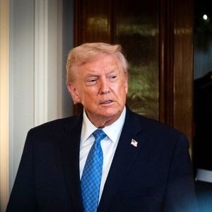 وضعیت عجیب دست ترامپ / عکس