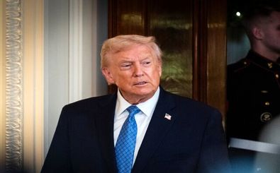 وضعیت عجیب دست ترامپ / عکس