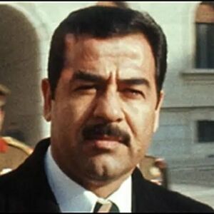 تصویر کمتر دیده‌شده از صدام هنگام شلیک آرپی‌جی در جنگ ایران و عراق