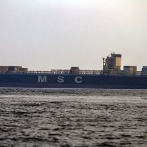 برافراشتن پرچم ایران روی کشتی اسرائیلی/ عکس