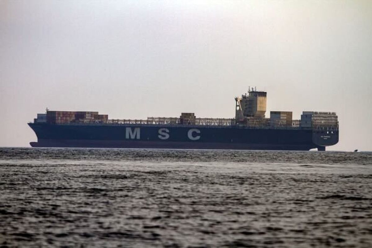 برافراشتن پرچم ایران روی کشتی اسرائیلی/ عکس