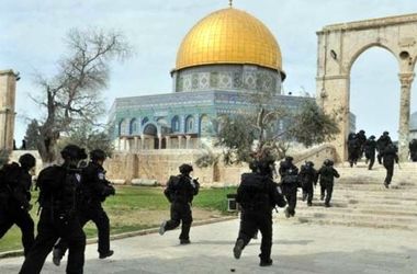 حمله به نمازگزاران همزمان با بسته شدن مسجد الاقصی/ ویدئو