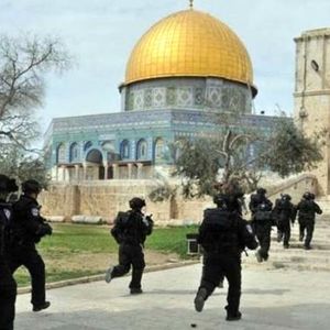 حمله به نمازگزاران همزمان با بسته شدن مسجد الاقصی/ ویدئو