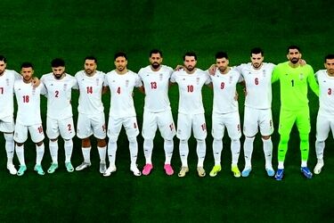 تصاویری از اعضای تیم ملی ایران مقابل سفارت آمریکا