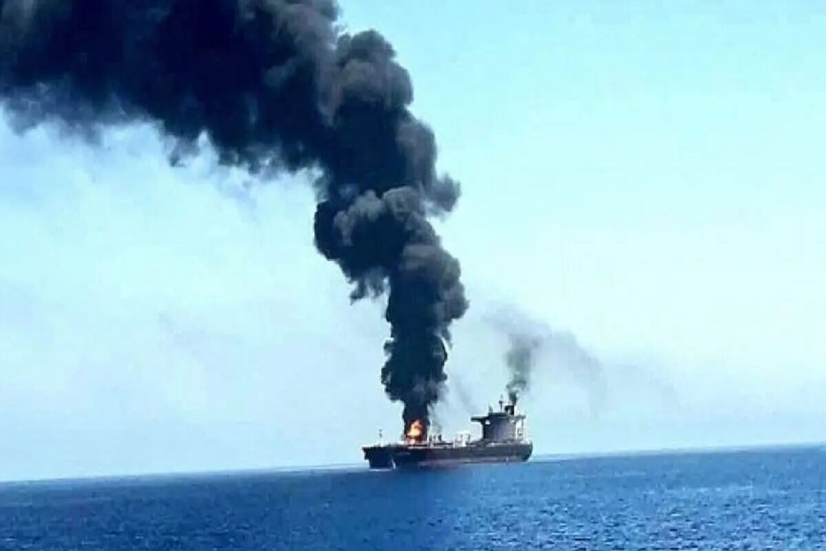 سپاه: یک فروند سوپر نفتکش متخلف در اثر اصابت با 2 مین دریایی دچار آتش سوزی های مهیب شد
