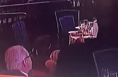 آرامش عجیب یکی از حاضران در لحظه ترور ترامپ/ ویدئو