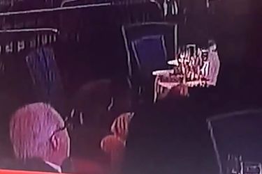 آرامش عجیب یکی از حاضران در لحظه ترور ترامپ/ ویدئو