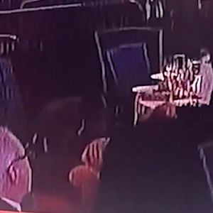 آرامش عجیب یکی از حاضران در لحظه ترور ترامپ/ ویدئو