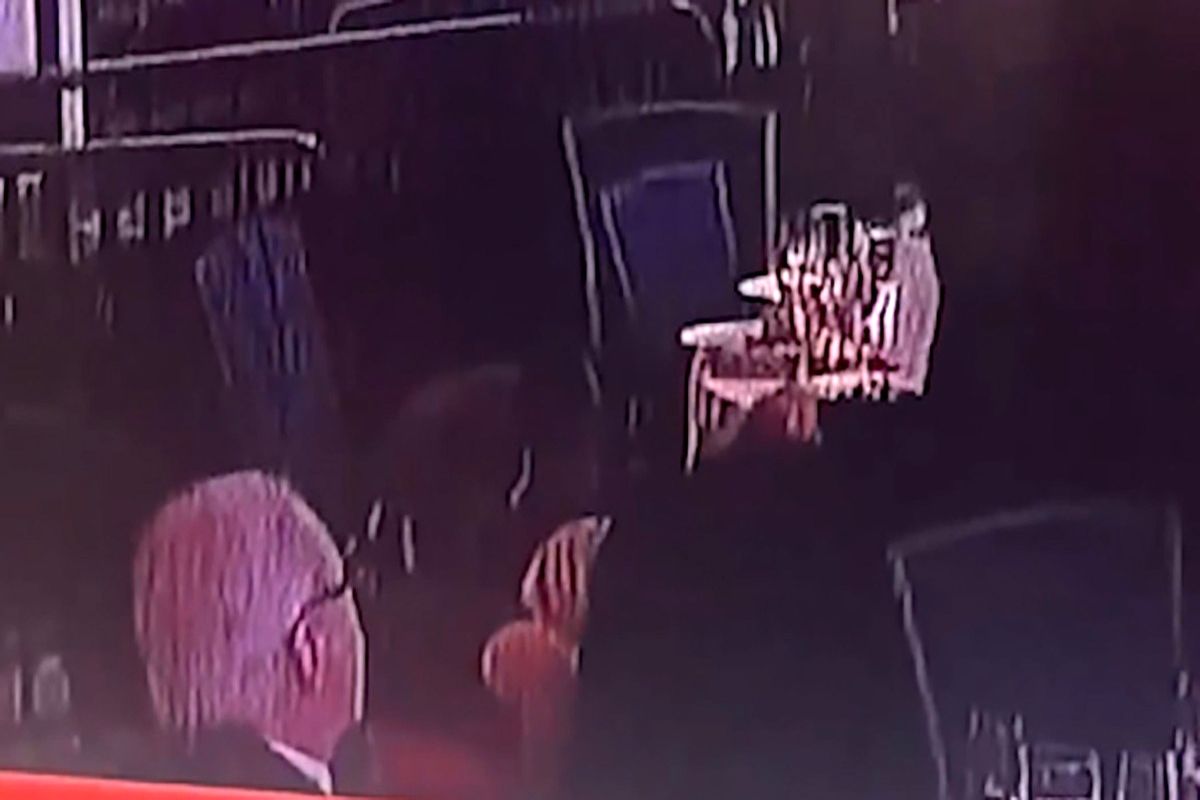 آرامش عجیب یکی از حاضران در لحظه ترور ترامپ/ ویدئو